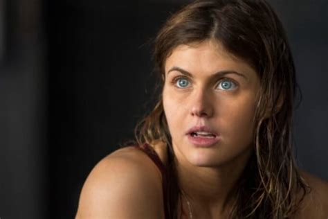 Alexandra Daddario Shares Artistic Nude Picture on Instagram。